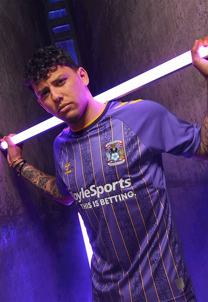 世界上最好的足球队服（本赛季哪支球队的三套球衣设计水平最高？这十大球队走在时尚前沿）