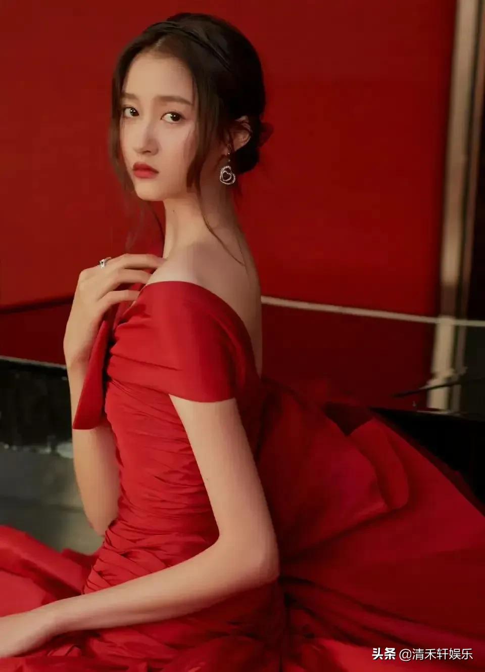 鹿晗正牌女朋友关晓彤，是真好看。鹿晗应该很幸福吧