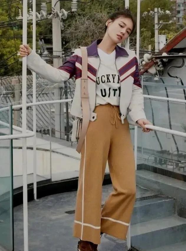 马思纯丸子头青春有活力，小巧的五官，圆圆的眼睛显得特别有神