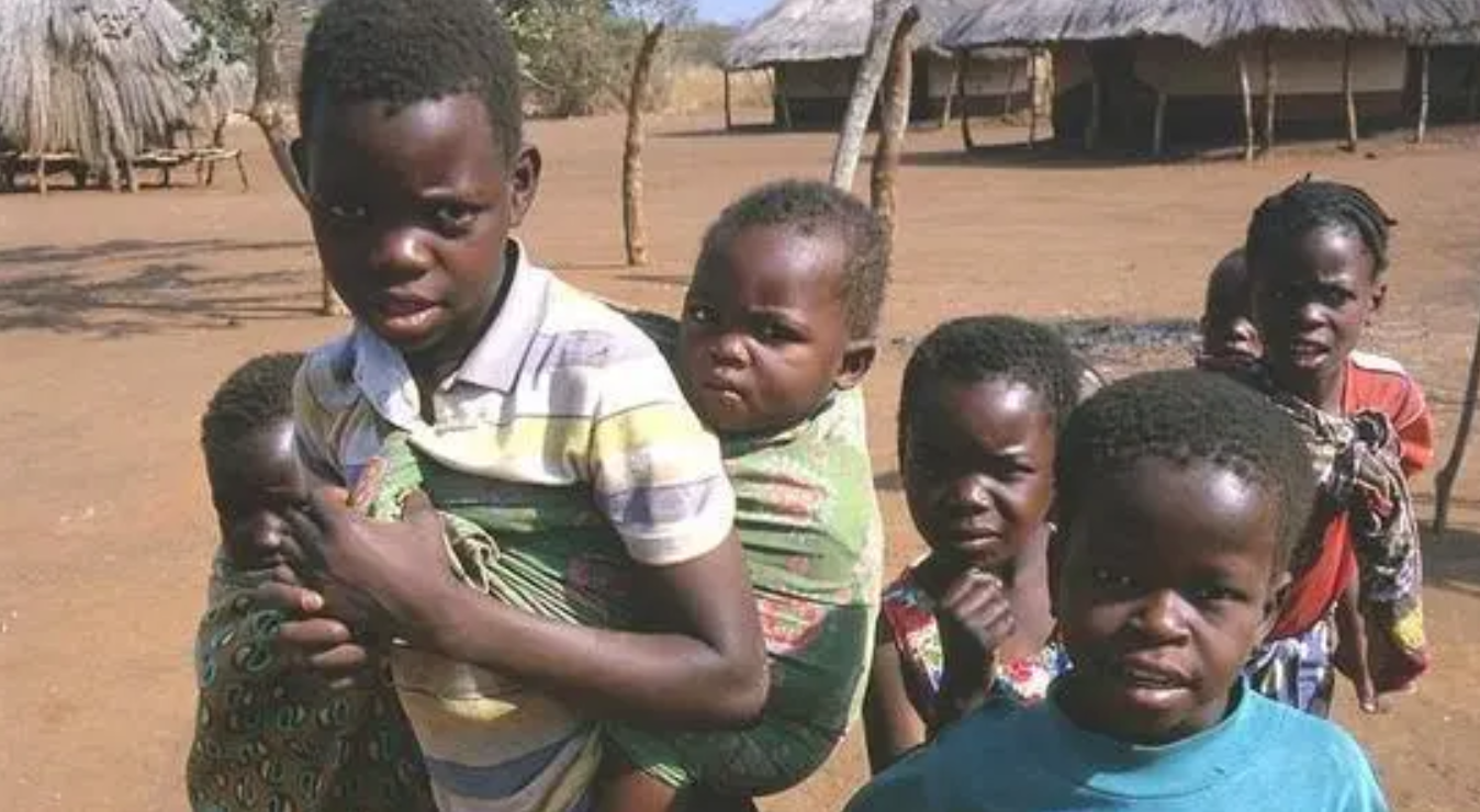 1996年，28岁清华才女不顾劝阻远嫁非洲，后来有了四个混血宝宝