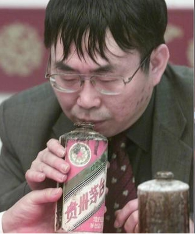 聂卫平“被骗”走的酒瓶价值不菲，2001国足庆功宴喝掉至少数百万