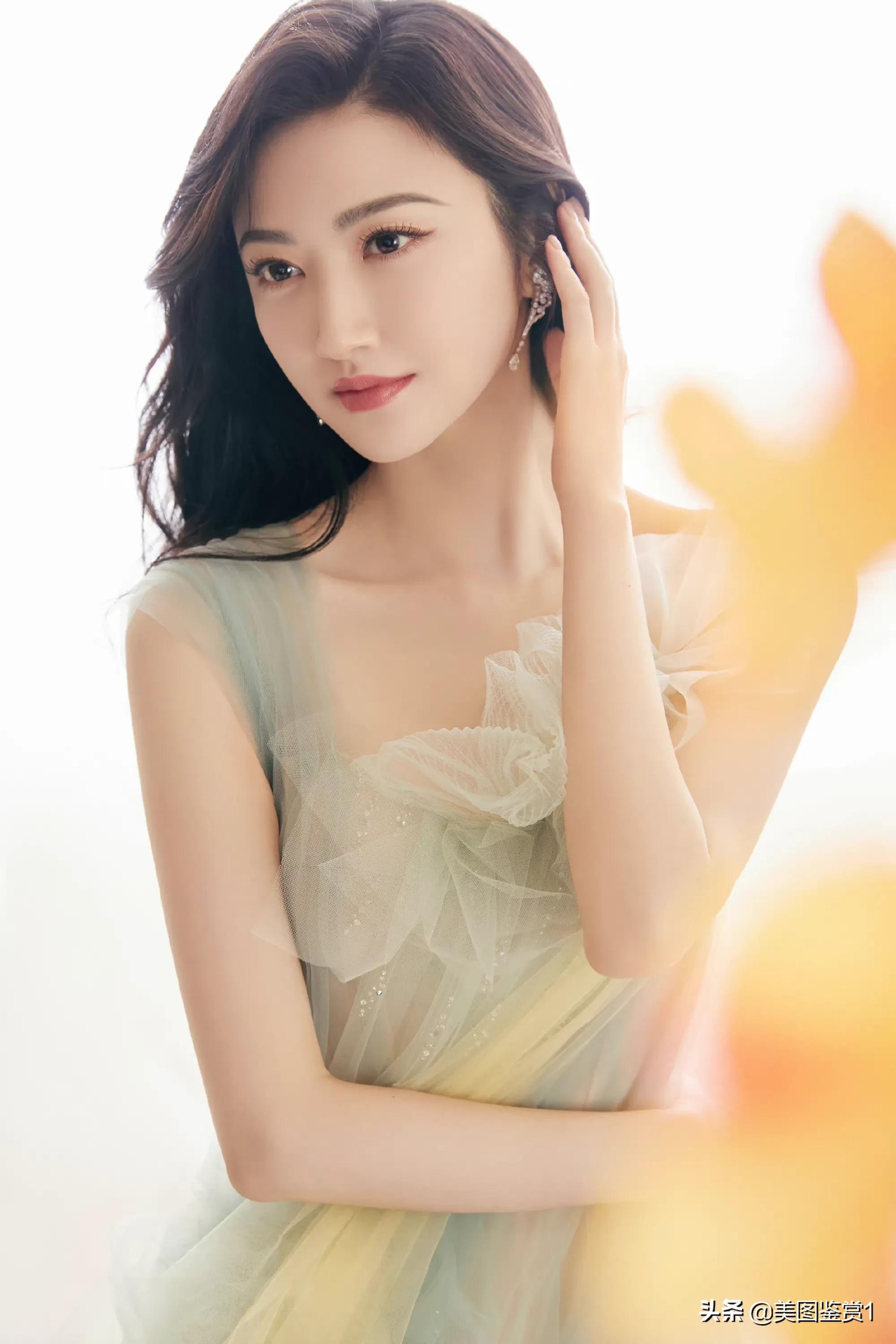 景甜 犹抱琵琶半遮面