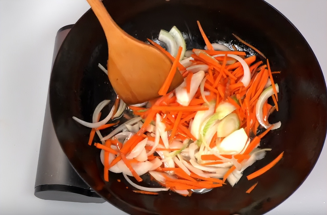 电饭锅新疆手抓饭的正宗做法（电饭煲做出美味新疆手抓饭）