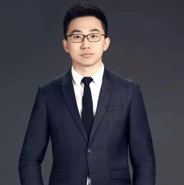 河南80后年轻富豪，利用人性弱点狂割“韭菜”，大赚500亿