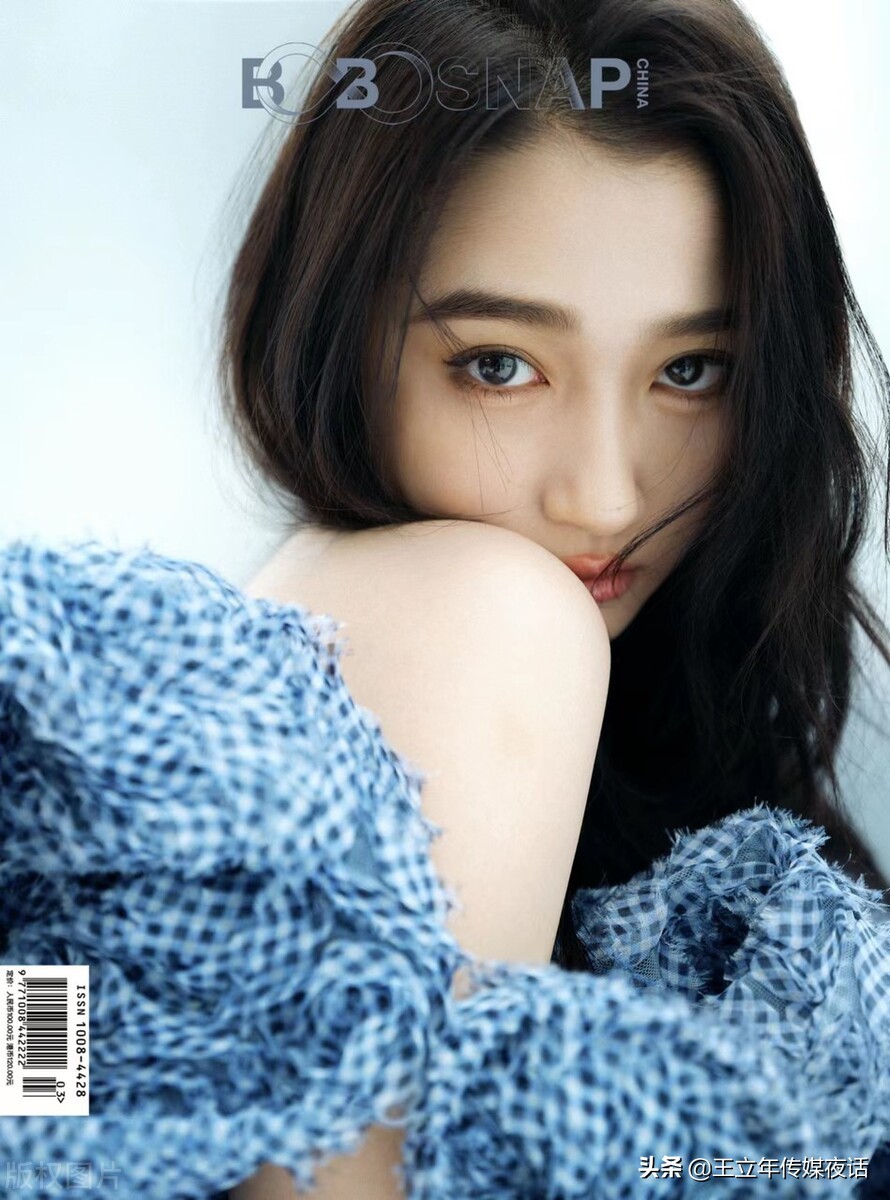 关晓彤BOBOSNAP封面大片：仲夏少女魅力绽放