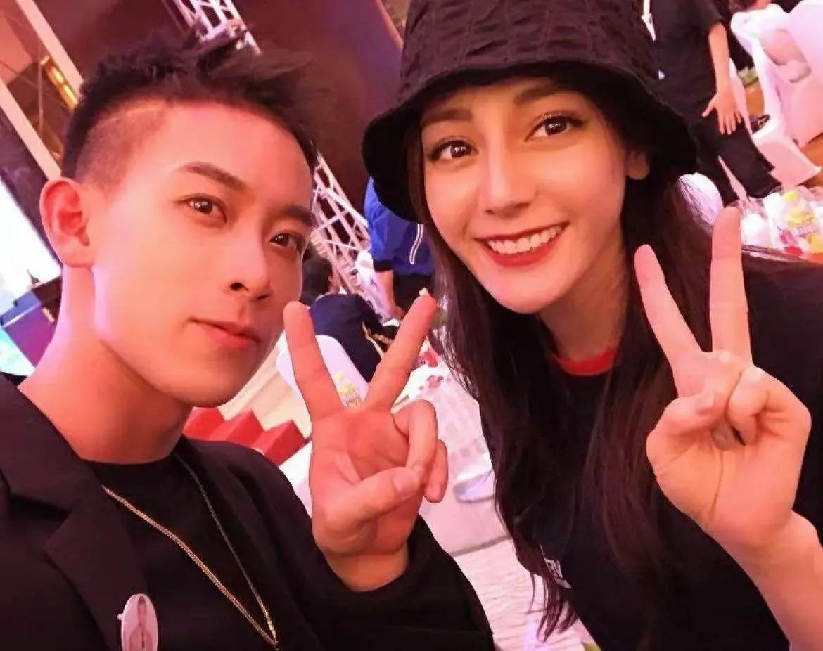 看了迪丽热巴跟别人的合影,才发现她的颜值有多优越