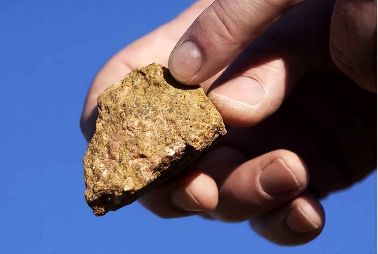 稀土,它是一种含有多种金属元素的氧化物,从分类的角度来看,它含有不