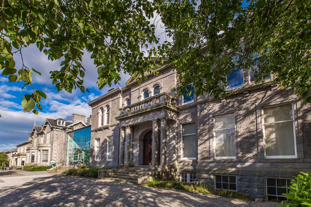 哈利波特上映20周年，留学党趁寒假去趟苏格兰的魔法学校吧