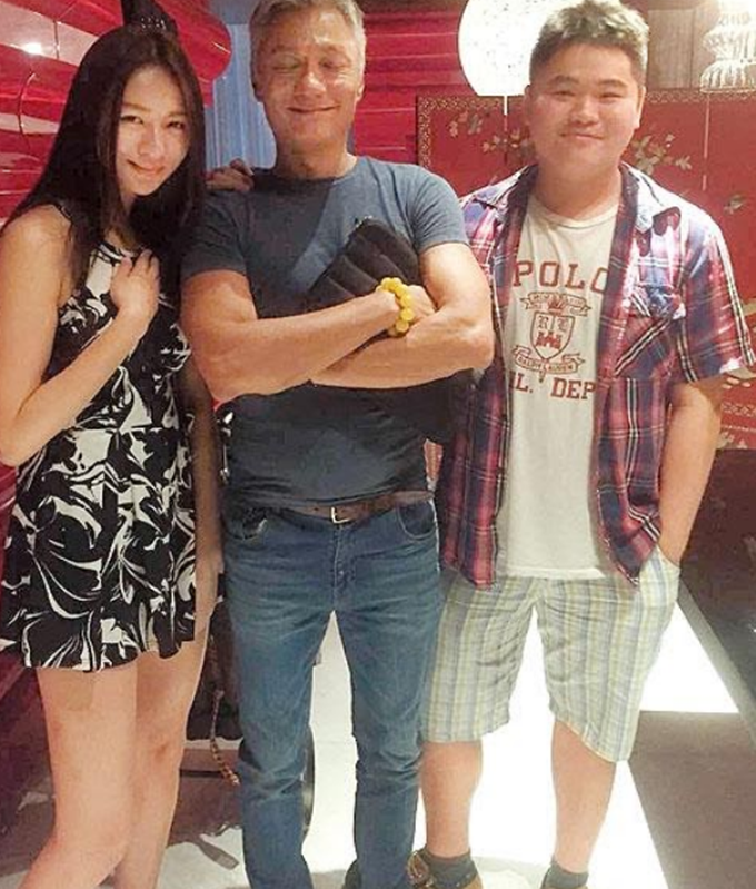 林俊贤内地做生意收入高,女儿拎万元包戴钻戒,喝下午茶生活惬意