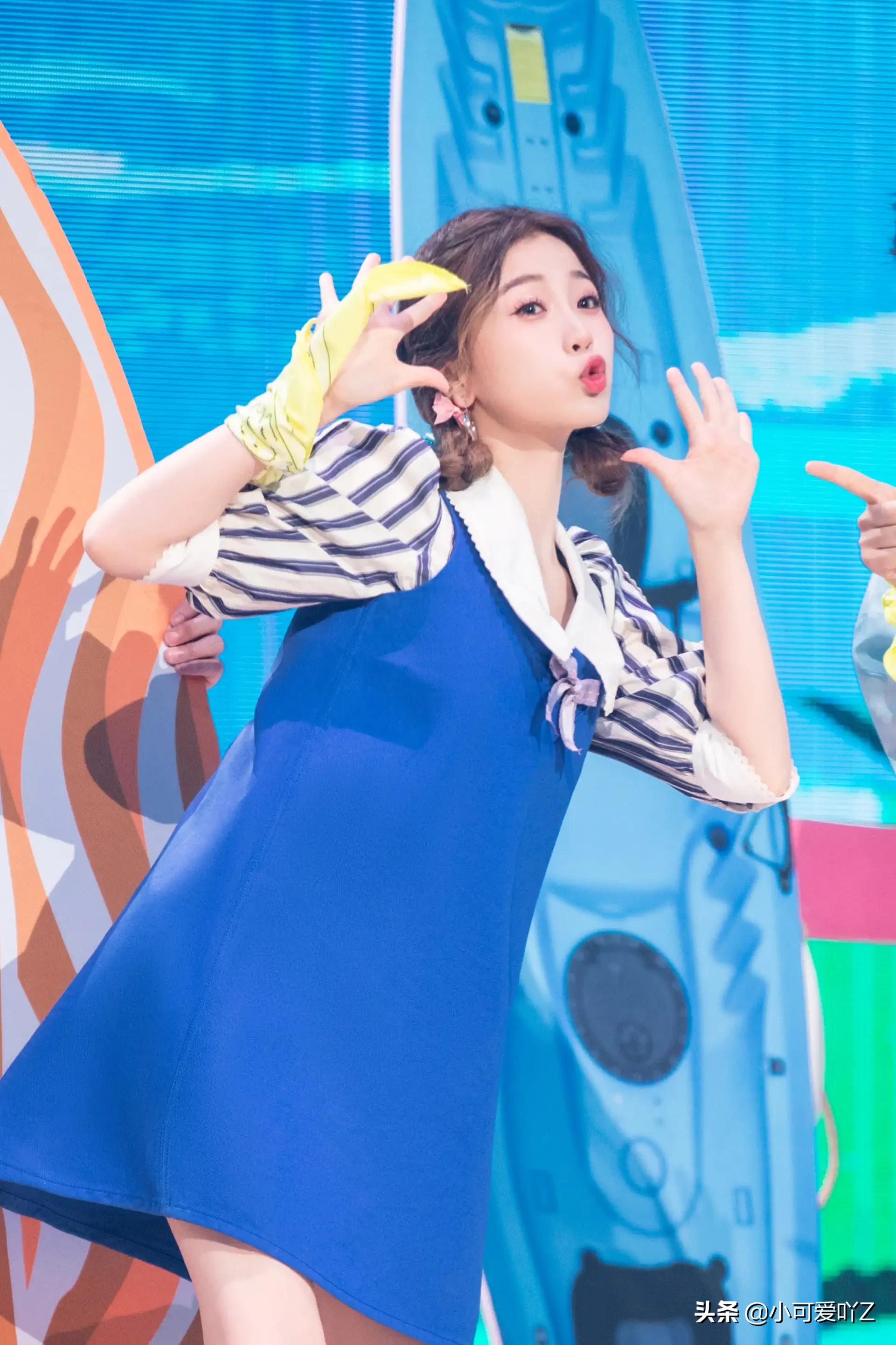 虞书欣，美人鱼造型，沙滩草裙，闪光在舞台上