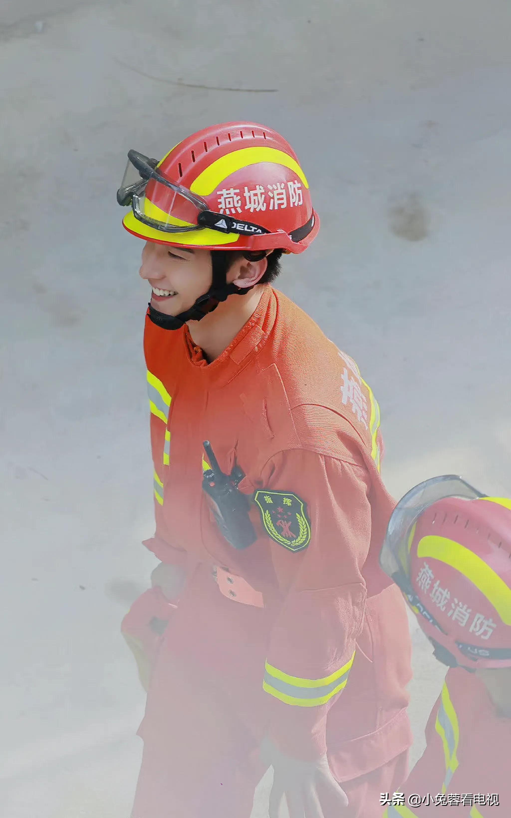 杨洋新剧《我的人间烟火》制服路透图来了