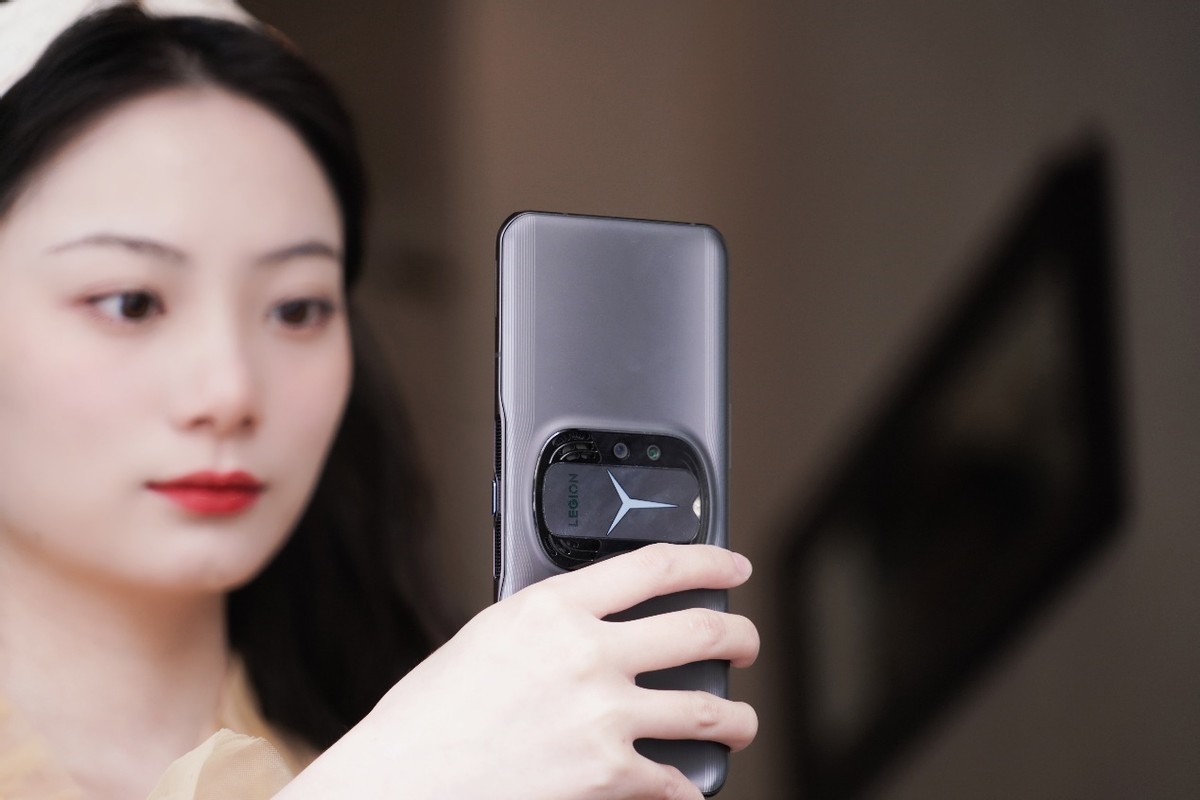 玩游戏这样才快乐，“性能霸王龙”联想拯救者Y90上手实测