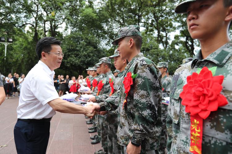 大学生找不到人生目标，入伍当兵也是好选择，退伍后待遇让人羡慕