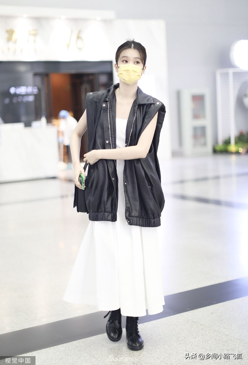 乔欣现身机场口罩遮面 穿黑色皮马甲对镜比耶