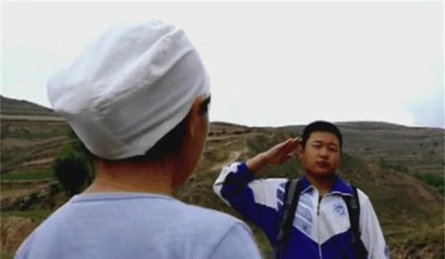 搬砖男孩高考620分，工地收到录取通知书，如今成边防排长