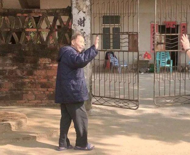 游客再次骚扰全红婵家人，全红婵爷爷气得把门锁上道：你们不能进