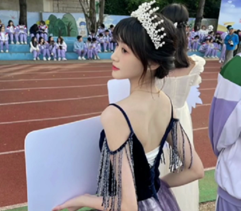 高三举牌女生火了，面容甜美神似四千年美女，评论区却满满恶意