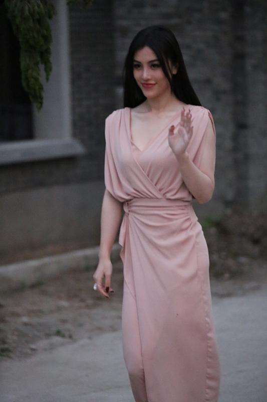 刘翔前妻葛天太有女人味！1米7的身高穿粉色裙子好美，比例真好