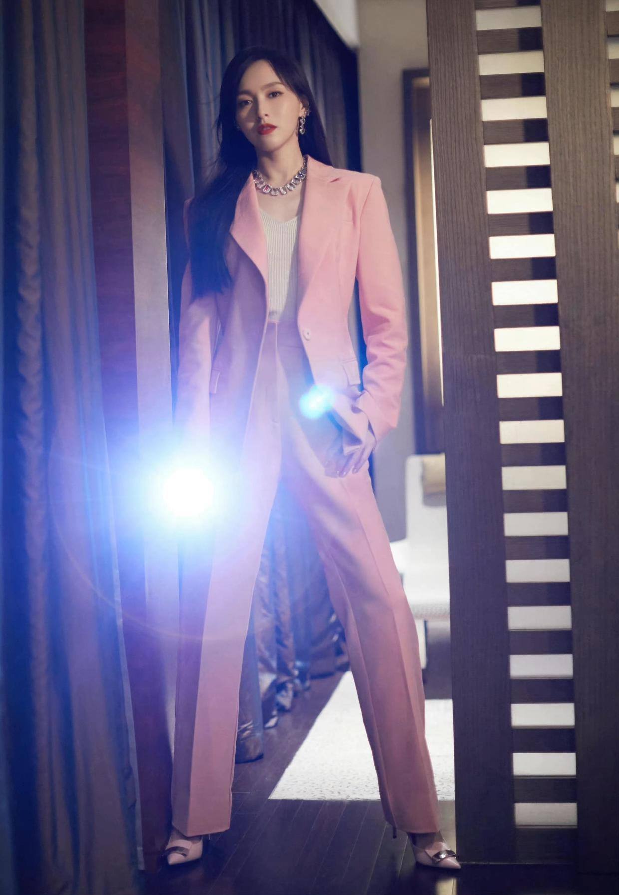 唐嫣换了风格差点认不出,穿蓝色褶皱连衣裙,凹凸曲线太吸睛了