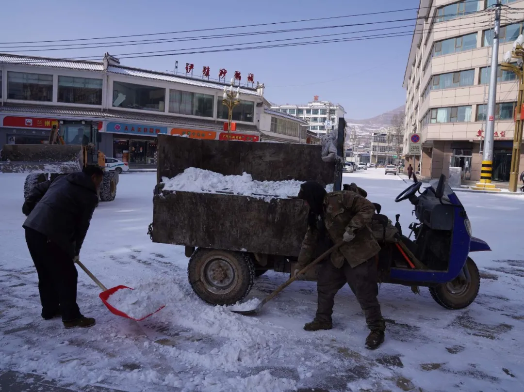 临潭：干部群众齐上阵 清扫积雪暖民心