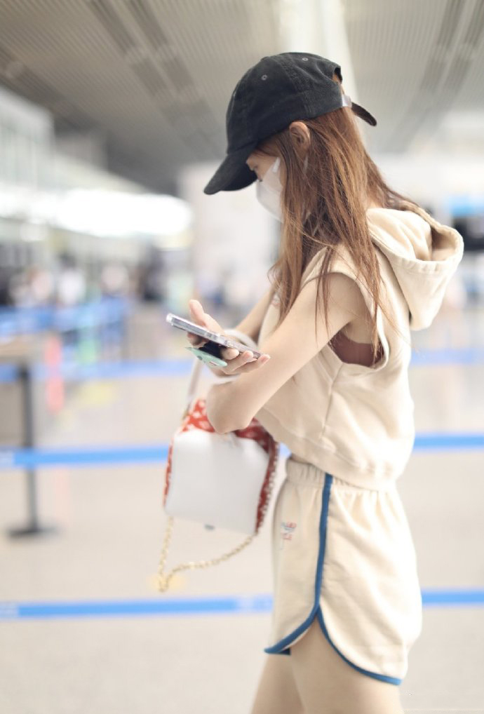 行走的衣架子！金晨身着休闲运动套装走机场，露脐装差点撑不起来