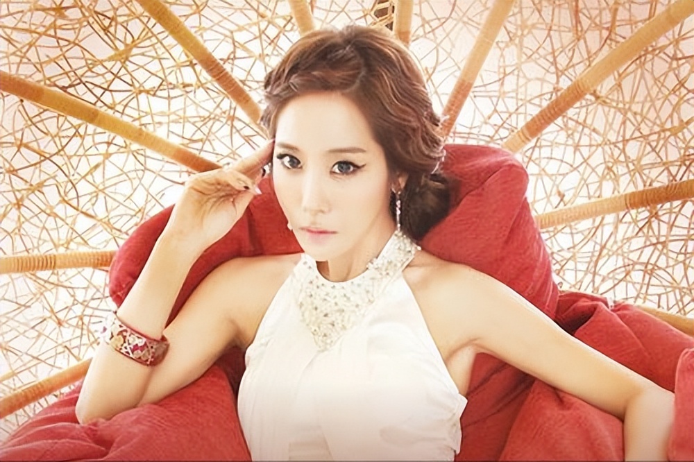 约会三周就闪婚，赵敏雅被家暴惊动警察，曾发短信向前男友求救