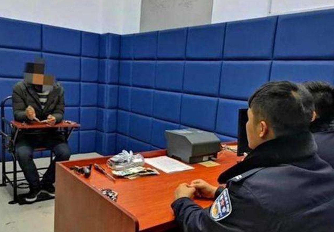 2003年，烟台一夜总会情侣出租屋遇害，警方凭一张快递单查出凶手