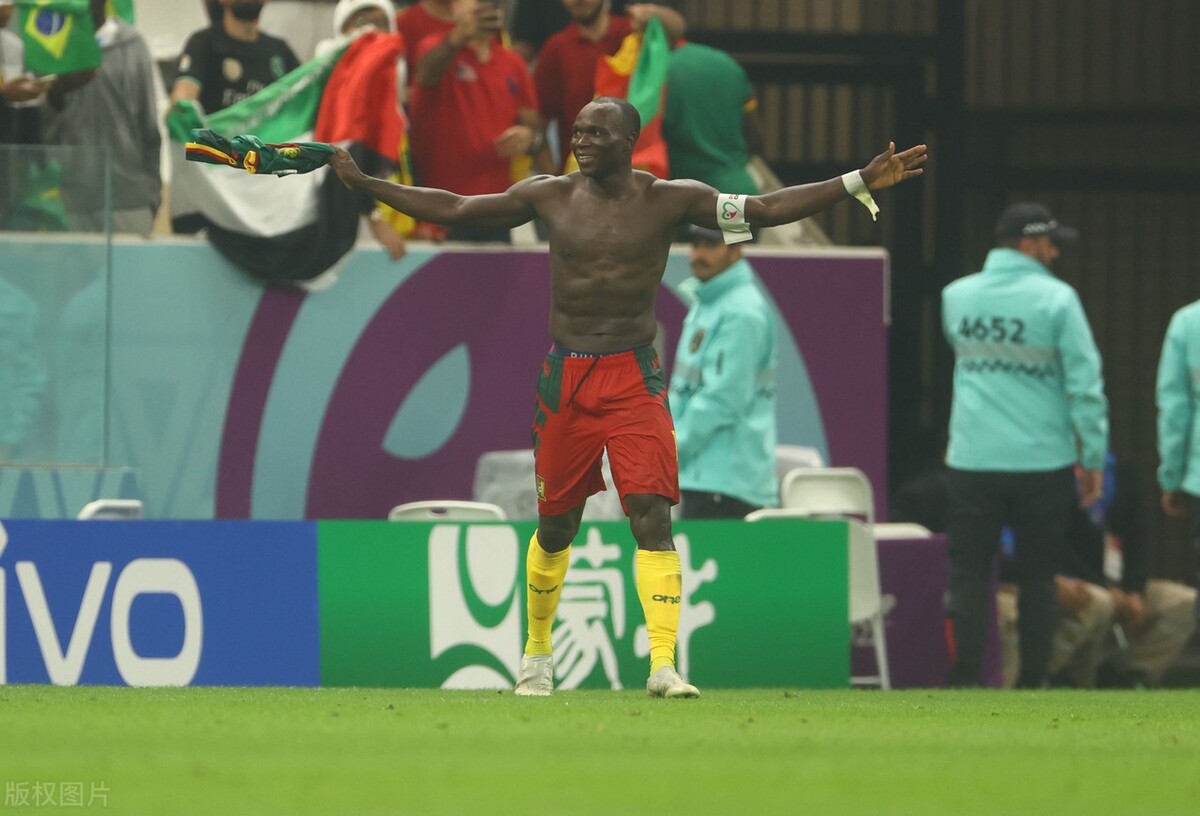 世界杯-阿布巴卡尔补时绝杀 巴西爆冷0-1喀麦隆 仍以头名晋级