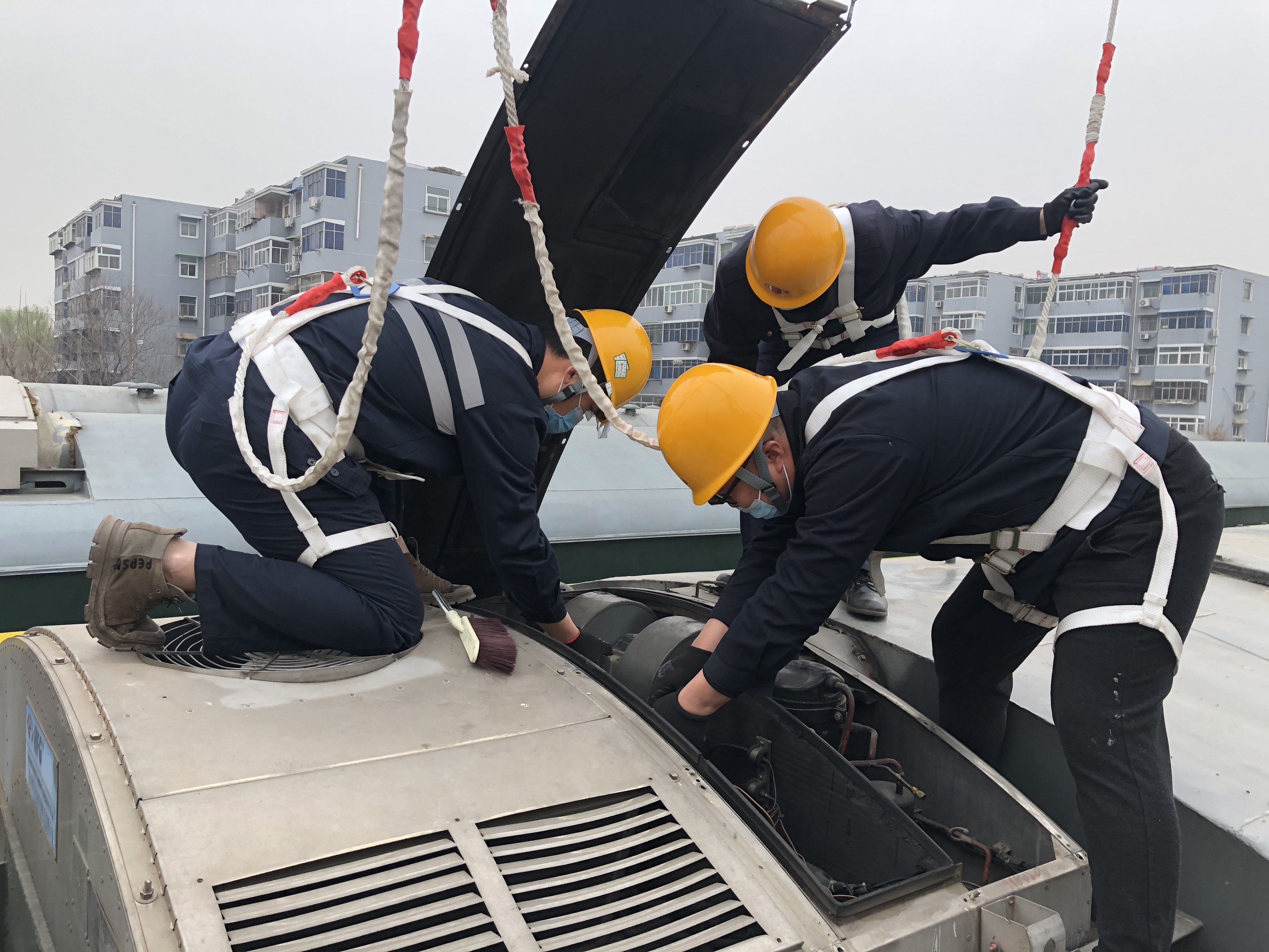 中铁郑州车辆段：客车“清肺”让列车空气清新