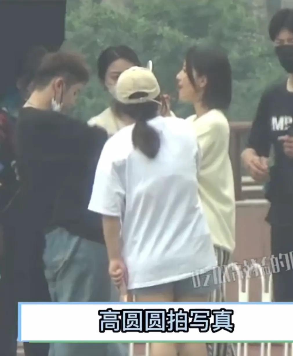 高圆圆片场和女儿互动温馨有爱，3岁Rhea活泼可爱，镜头感很强