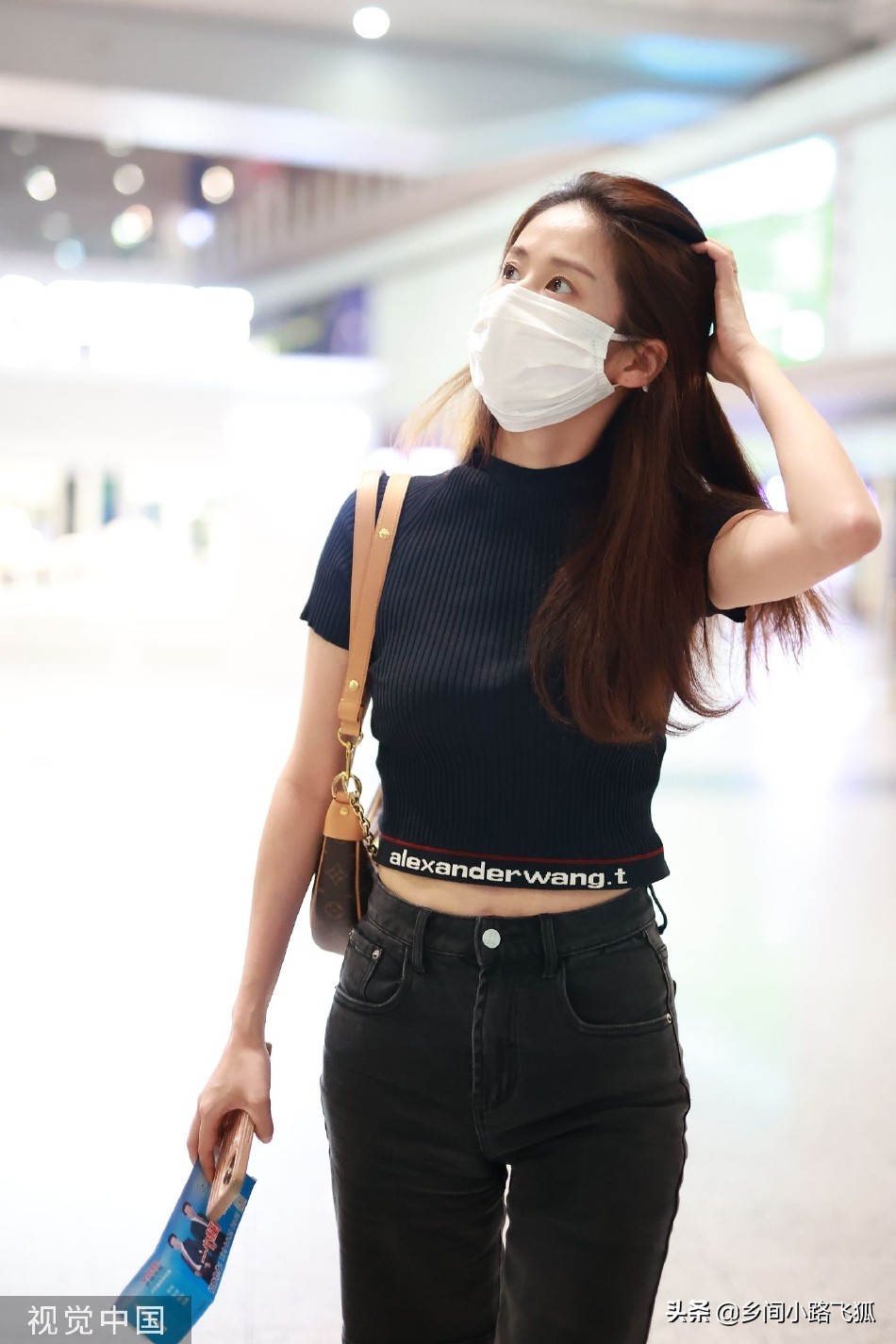 颖儿长发披肩现身机场 穿针织高腰上衣搭骑行裤气质出众