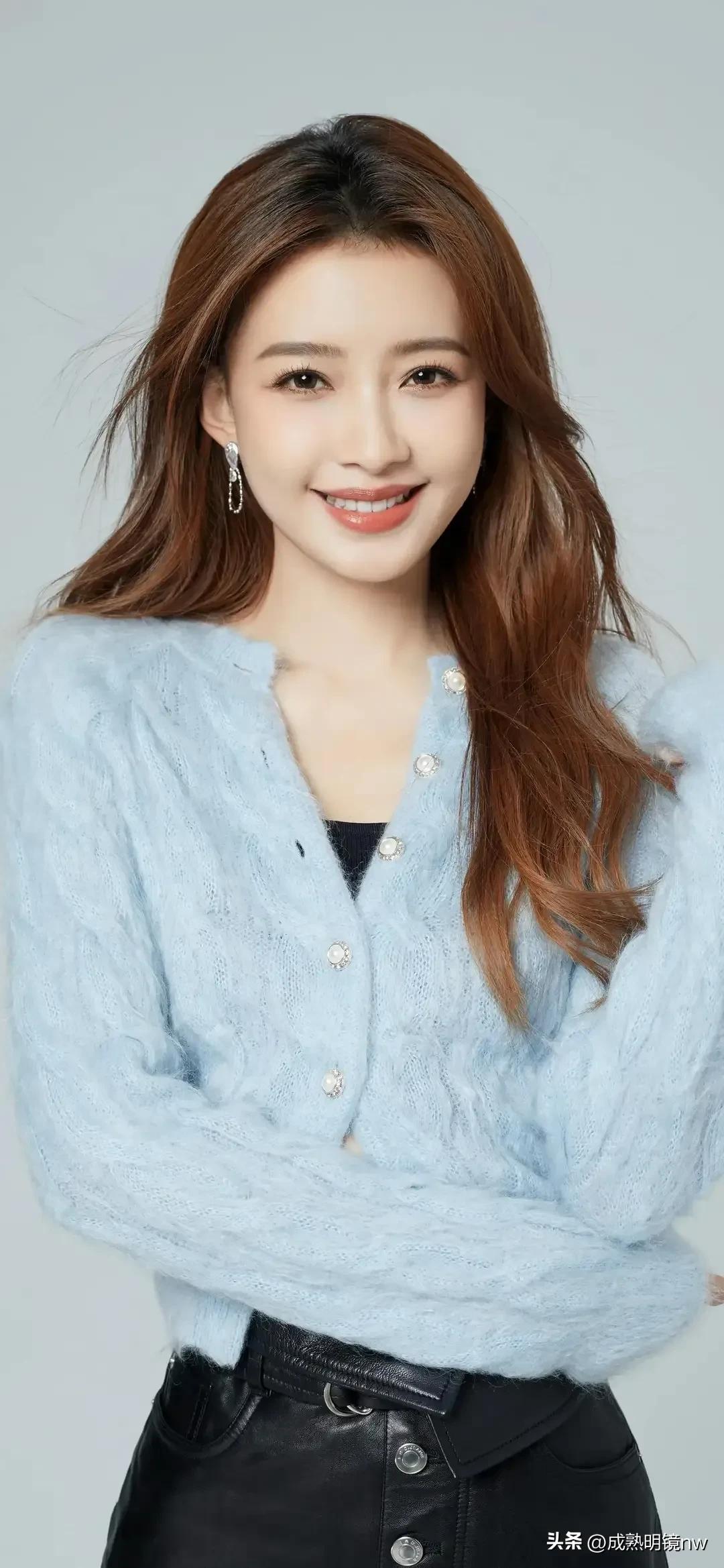 精致婉约,时尚迷人的孙怡,甜美可爱的**照