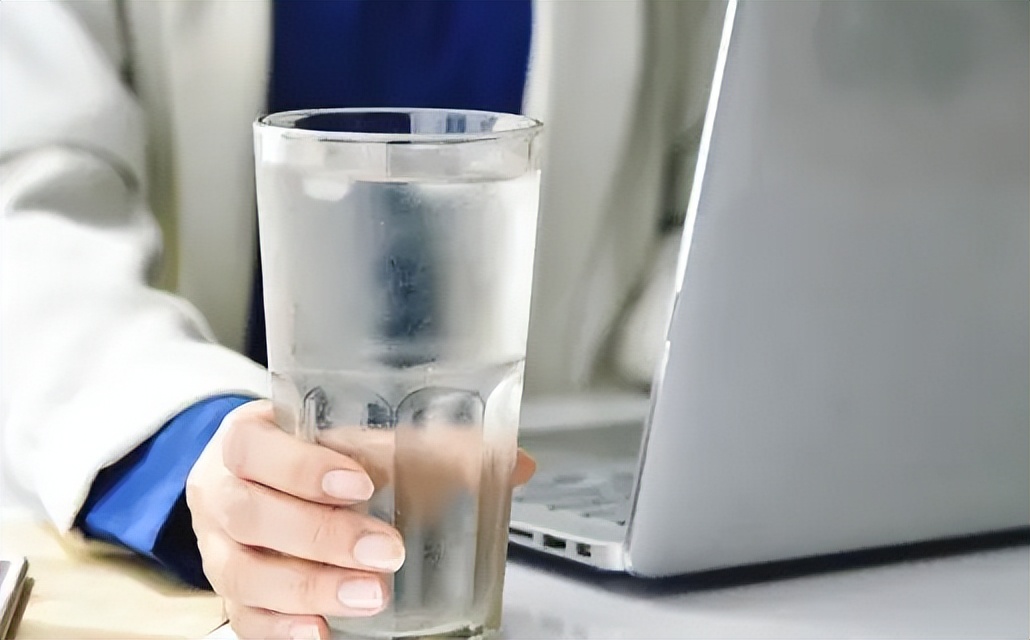 水要趁热喝，可经常喝65℃以上的水会致癌？喝多少温度的水最好