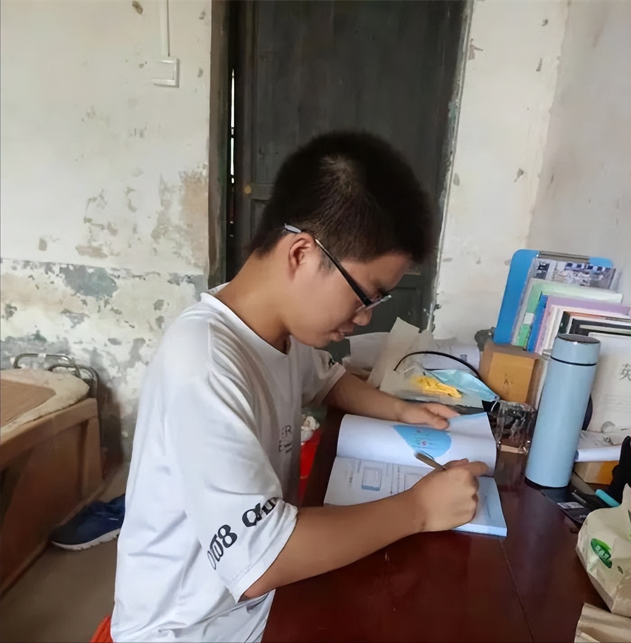 父亲抛弃，母亲改嫁，农村少年619分考上985：不让去世的奶奶失望