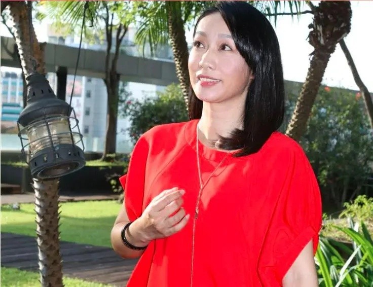 摸腿、陪酒、绝育、自杀，娱乐圈的潜规则，“毁”了多少女孩？