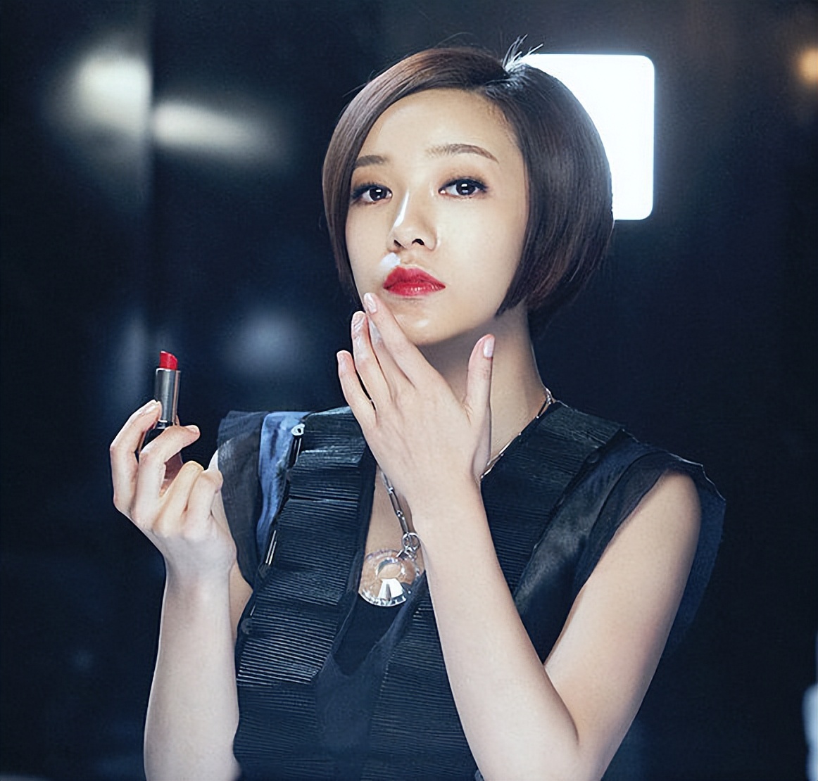 郭采洁一改往日滤镜脸，脸油还开原相机，实力证明真实比颜值重要