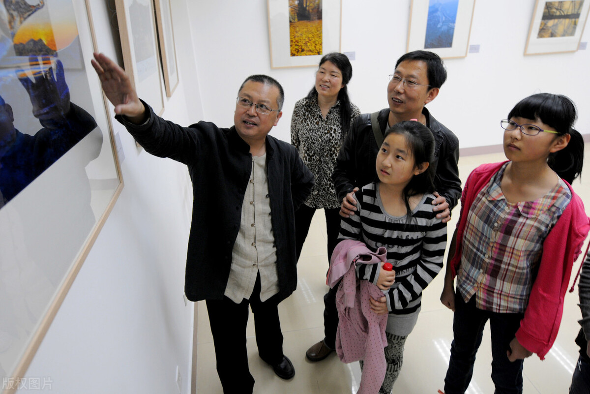 基于隐喻视角的小学英语教师职业认同研究：30个暗喻表达的深度解析