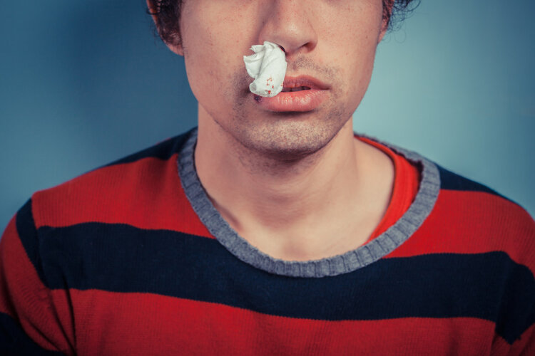 每个爱挖鼻孔的人，久而久之可能要承受4个后果，劝你手下留情