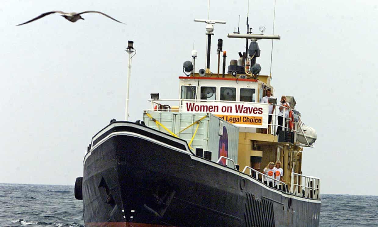 她开船在公海上帮禁止堕胎地区的弱势女性堕胎！网友：这是女侠