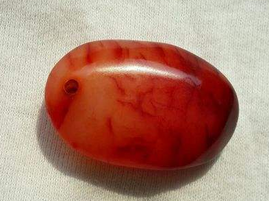 这种玉石的来历传说不断，虽然是红色但不代表喜庆，反而不宜佩戴