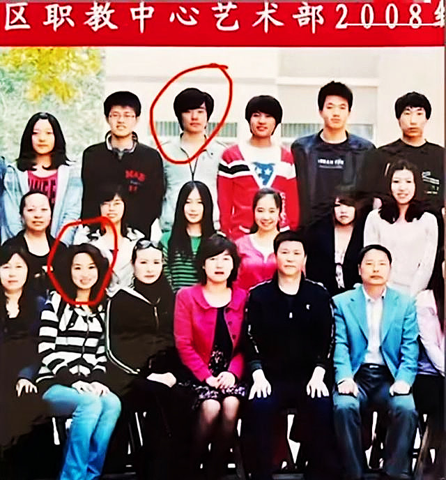 这个男生做了同学不敢做的事，娶了大自己9岁的老师，生了双胞胎