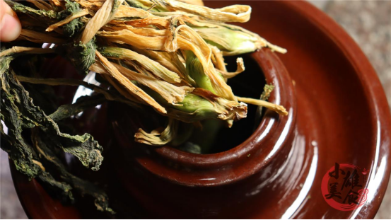 揭秘：妈妈用了30年的腌盐菜方法，老一辈传的手艺，放一年不坏