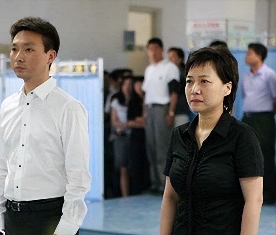 央视主持人贺红梅：事业顺风顺水，如今54岁婚姻状况成谜