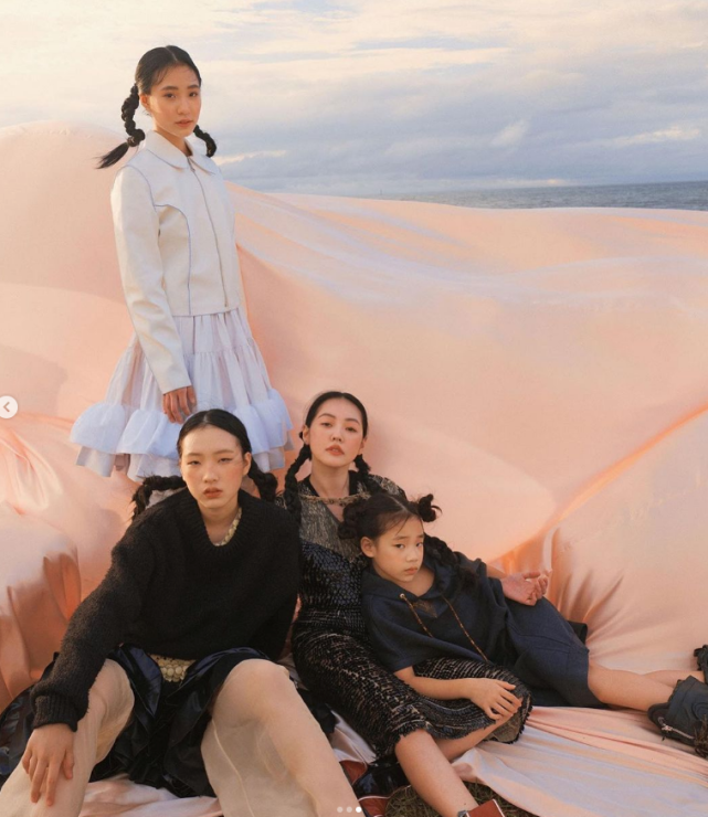 小S二女儿晒怼脸自拍，颜值高气质佳被喊话出道，S妈点赞外孙女