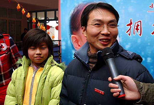 父亲疯癫母亲离家出走，13岁男孩成顶梁柱，他凭什么逆袭？
