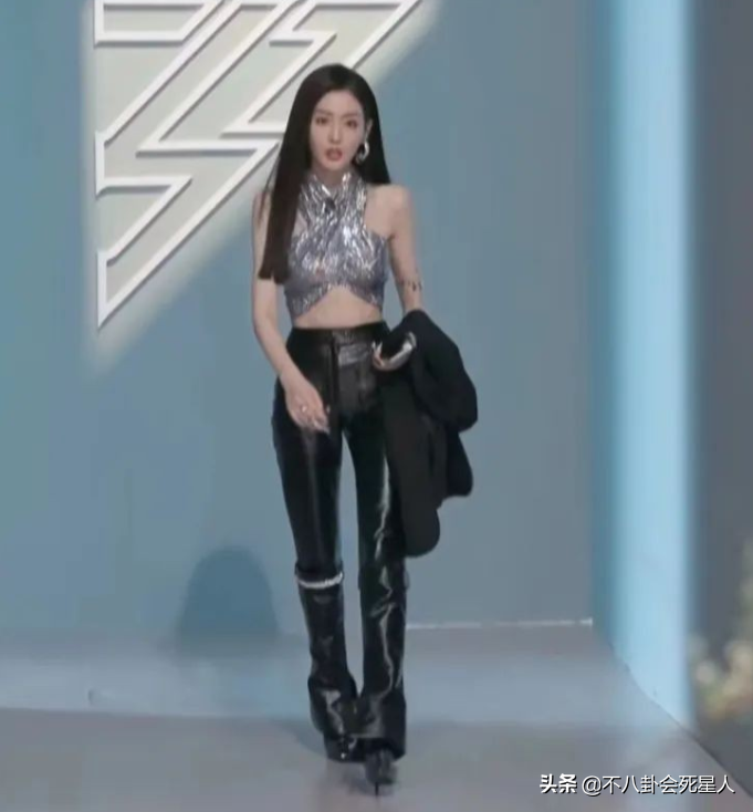 肋骨凸出、青筋暴起？这些女星看脸貌美如花，一露就“灾难”