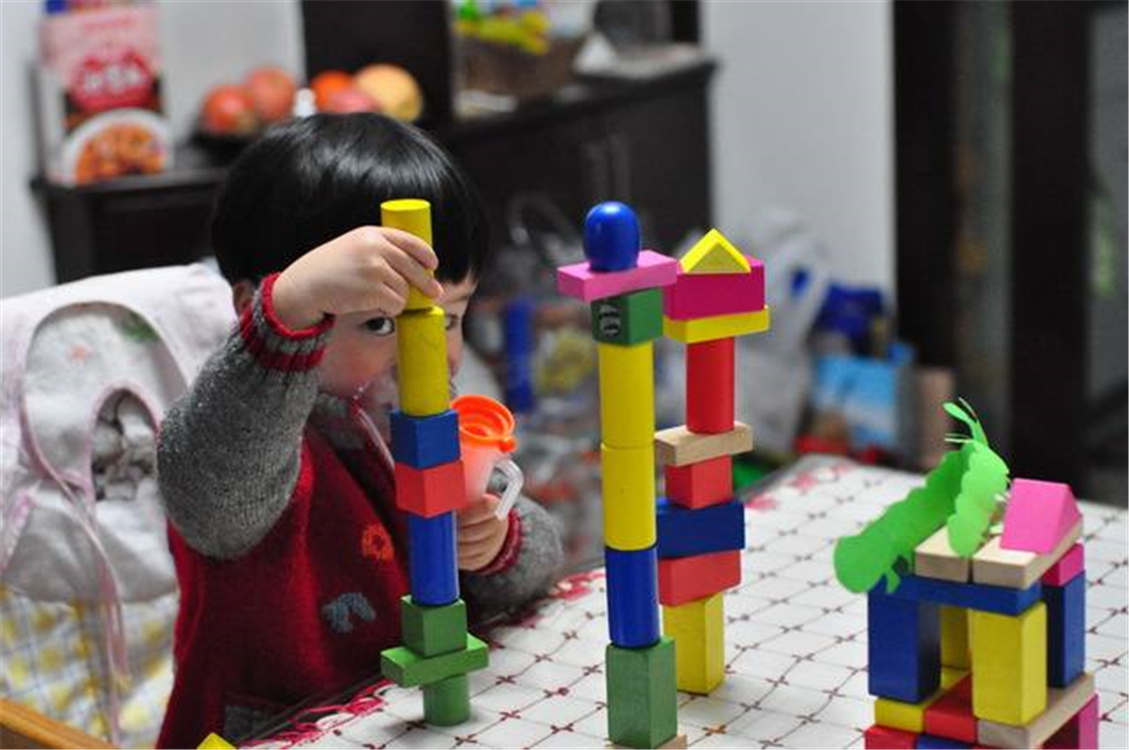 2岁女孩误吃“减肥药”抢救无效离世，照顾幼年宝宝，需格外细心