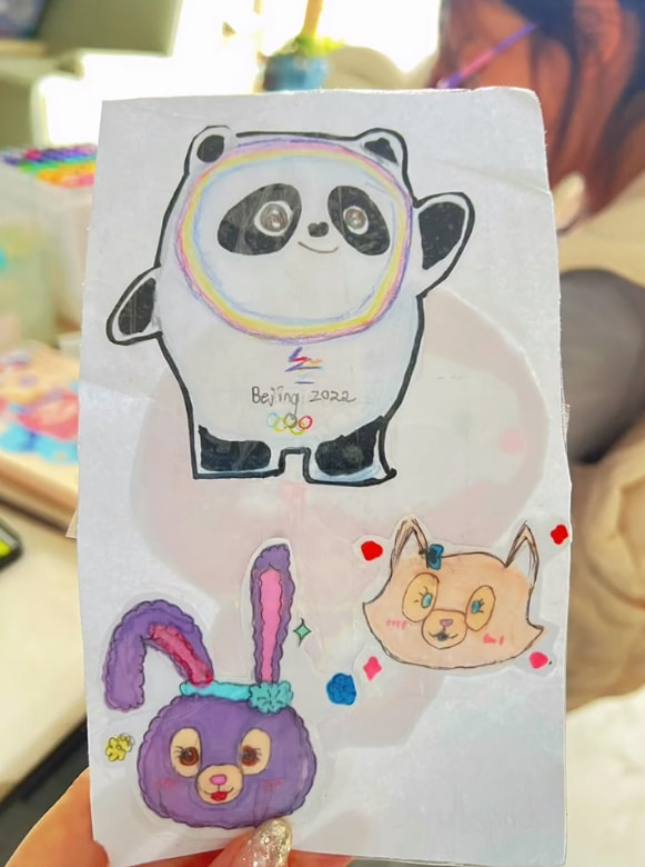 李小璐携女儿助力冬奥会，9岁甜馨手绘冰墩墩雪容融，真心灵手巧