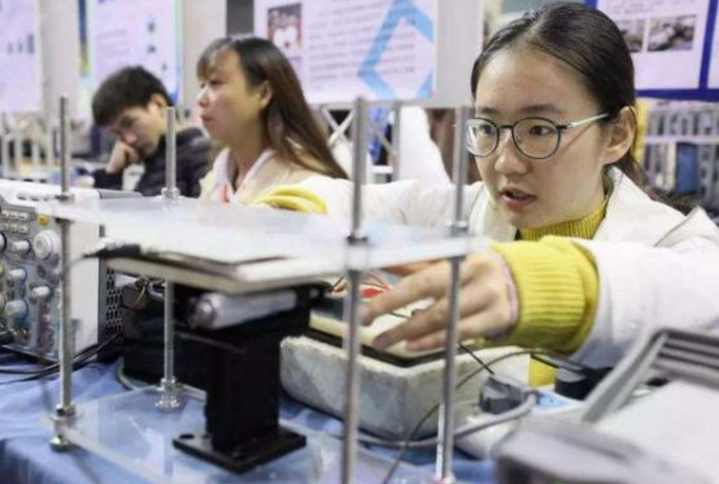 大学生填写放假留校理由，仅一位同学说“实话”，同学称其为勇士