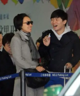 离婚18年了，闫妮和前夫邹伟的人生状况，有何不同？